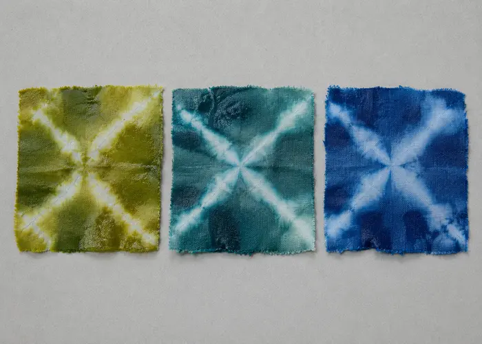 Sequência visual da mudança do tecido verde para azul durante a oxidação do índigo