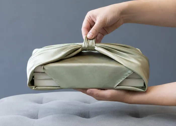 Furoshiki de cetim segura livros ou escorrega?